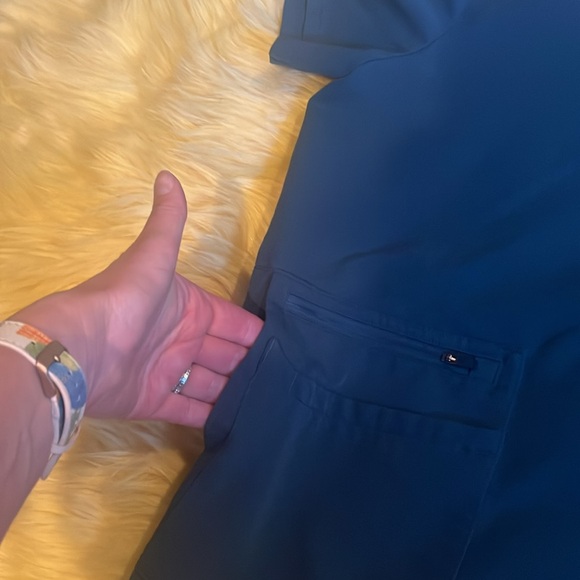 FIGS ACCRA 6 pocket scrub top - Picture 2 of 5